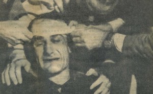 Il portiere Balzarini medicato alla testa dopo il calcio di Almir.